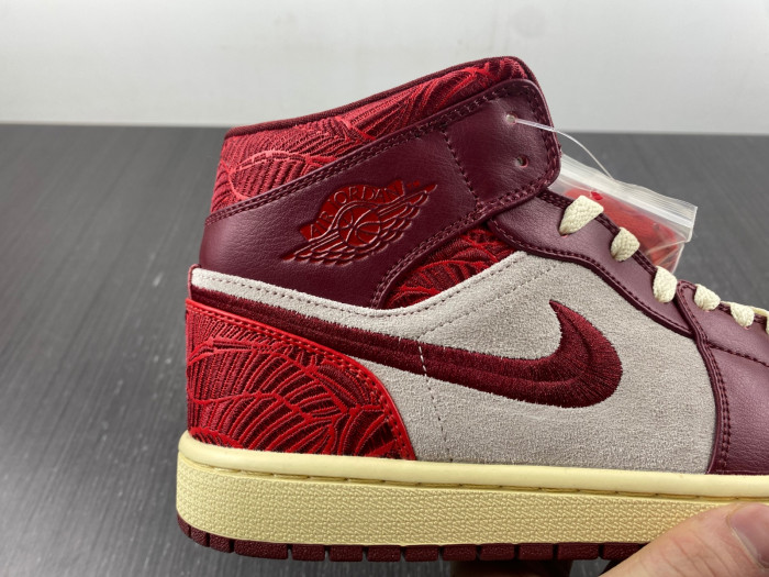 Air Jordan 1 Mid SE Wmns 